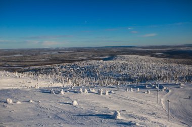 Güzel bir Kayak Merkezi, güneşli kış günü yamaç, Bakırlı ve teleferik ile soğuk dağ manzarası