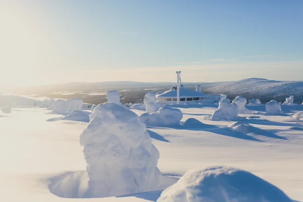 冷山的美景的滑雪胜地，阳光明媚的冬日，与边坡、 滑雪和滑雪缆车 — 图库照片