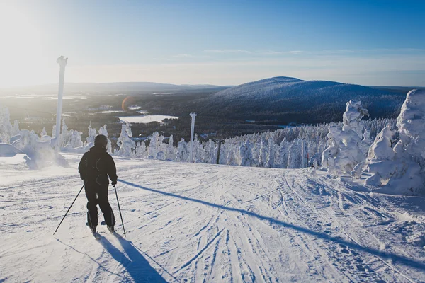Hermosa vista fría de la montaña de la estación de esquí, día de invierno soleado con pendiente, pista y telesilla — Foto de Stock
