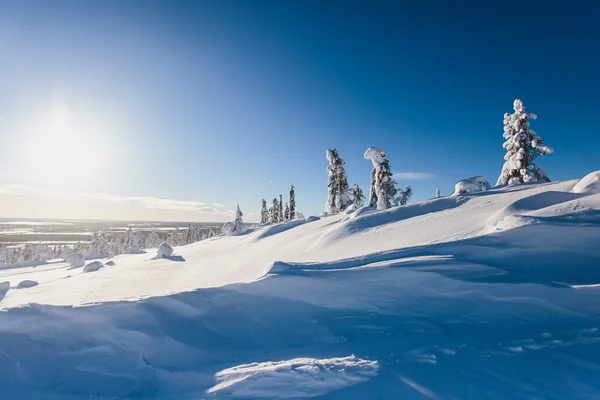 冷山的美景的滑雪胜地，阳光明媚的冬日，与边坡、 滑雪和滑雪缆车 — 图库照片