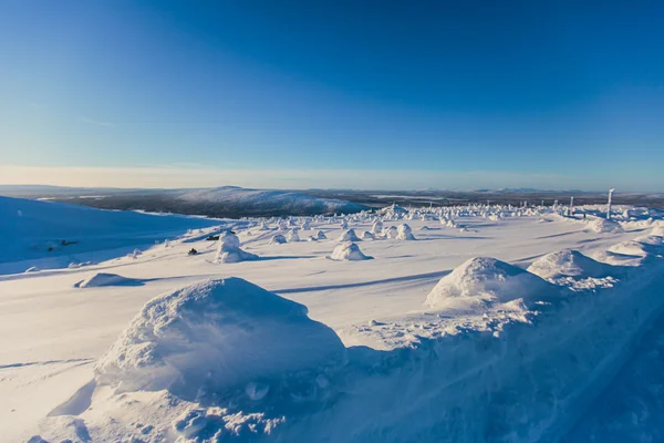Όμορφη κρύο βουνό χιονοδρομικό κέντρο, ηλιόλουστη χειμωνιάτικη ημέρα με κλίση, πίστες και τελεφερίκ — Φωτογραφία Αρχείου