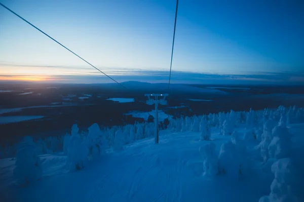 Belle vue sur la montagne froide de la station de ski, journée ensoleillée d'hiver avec pente, piste et téléski — Photo