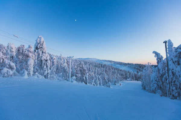 Bela vista fria da montanha da estância de esqui, dia ensolarado de inverno com declive, pista e teleférico — Fotografia de Stock