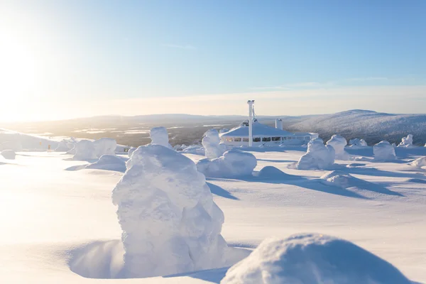 Güzel bir Kayak Merkezi, güneşli kış günü yamaç, Bakırlı ve teleferik ile soğuk dağ manzarası — Stok fotoğraf