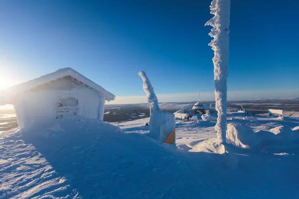 Schöne kalte Bergsicht auf Skigebiet, sonniger Wintertag mit Piste, Piste und Skilift — Stockfoto