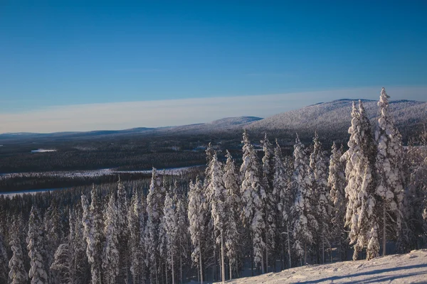 Hermosa vista fría de la montaña de la estación de esquí, día de invierno soleado con pendiente, pista y telesilla — Foto de Stock