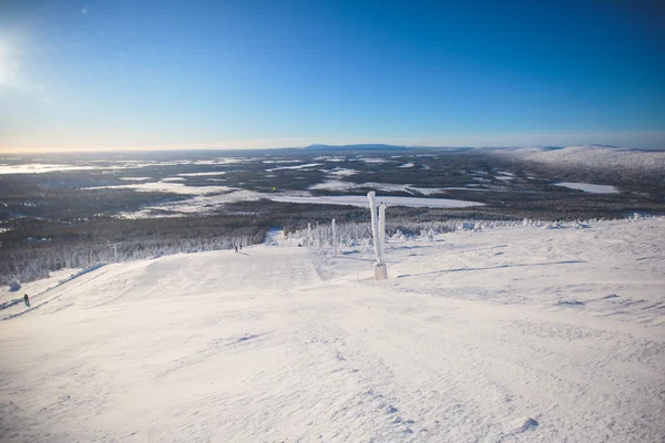 Belle vue sur la montagne froide de la station de ski, journée ensoleillée d'hiver avec pente, piste et téléski — Photo