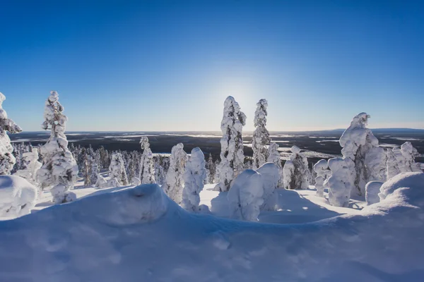 Красивий холодний гірський вид на гірськолижний курорт, сонячний зимовий день зі схилом, трасою і підйомником — стокове фото