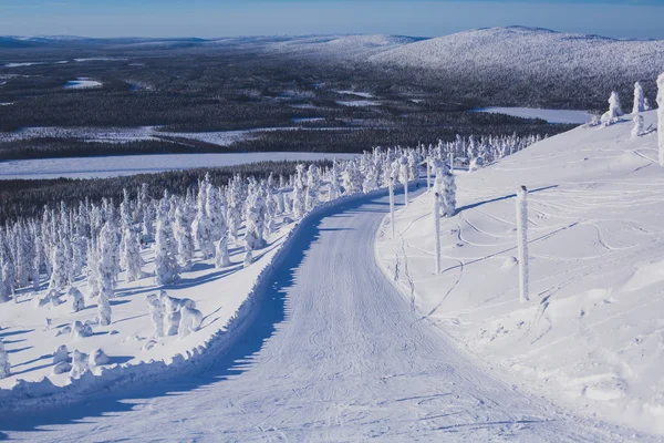 Belle vue sur la montagne froide de la station de ski, journée ensoleillée d'hiver avec pente, piste et téléski — Photo