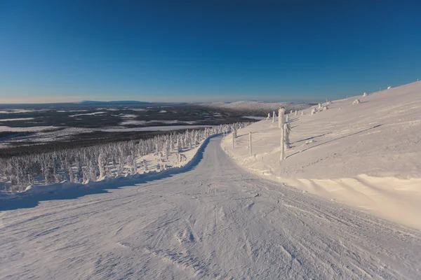 Hideg hegyi kilátást síközpont, napsütéses téli napon a lejtőn, a pályán és a ski lift — Stock Fotó