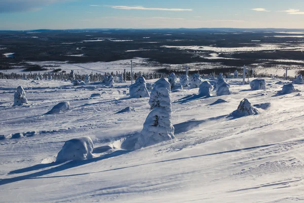 Belle vue sur la montagne froide de la station de ski, journée ensoleillée d'hiver avec pente, piste et téléski — Photo