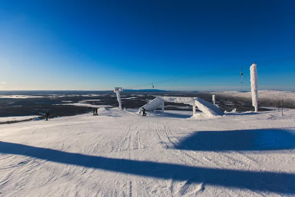 Hermosa vista fría de la montaña de la estación de esquí, día de invierno soleado con pendiente, pista y telesilla — Foto de Stock