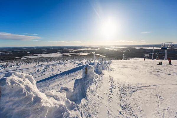 Bella vista fredda sulle montagne della stazione sciistica, soleggiata giornata invernale con pista, pista e impianti di risalita — Foto Stock