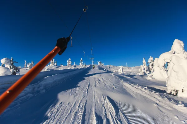 冷山的美景的滑雪胜地，阳光明媚的冬日，与边坡、 滑雪和滑雪缆车 — 图库照片