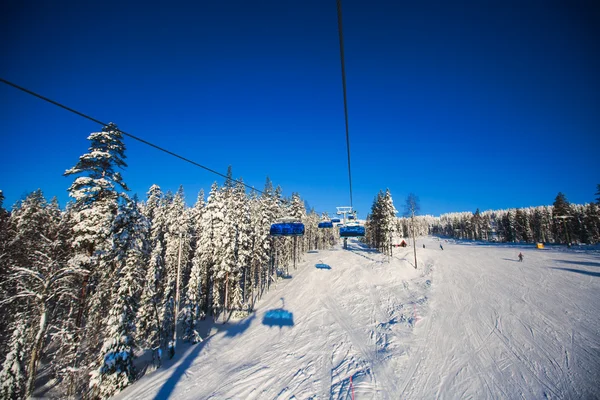 Schöne kalte Bergsicht auf Skigebiet, sonniger Wintertag mit Piste, Piste und Skilift — Stockfoto