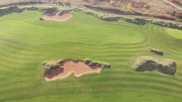 Aerial Drone Élénk Kilátás Nyílik Golfpálya Vidéken Táj Területén Gazdag — Stock videók