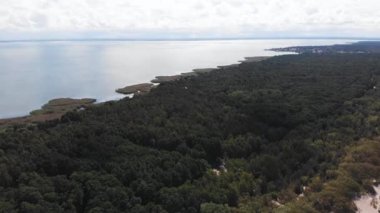 Curonian tükürüğünün geniş görüşlü güzel hava aracı. Kurshskaya Kosa Ulusal Parkı. Curonian Lagoon ve Baltık Denizi, Kaliningrad Oblastı, Rusya ve Klaipeda İlçesi. Litvanya, yaz günü. 