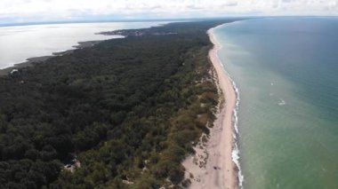Curonian tükürüğünün geniş görüşlü güzel hava aracı. Kurshskaya Kosa Ulusal Parkı. Curonian Lagoon ve Baltık Denizi, Kaliningrad Oblastı, Rusya ve Klaipeda İlçesi. Litvanya, yaz günü. 