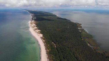 Curonian tükürüğünün geniş görüşlü güzel hava aracı. Kurshskaya Kosa Ulusal Parkı. Curonian Lagoon ve Baltık Denizi, Kaliningrad Oblastı, Rusya ve Klaipeda İlçesi. Litvanya, yaz günü. 