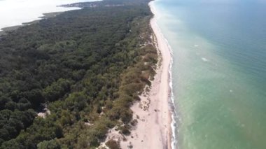 Curonian tükürüğünün geniş görüşlü güzel hava aracı. Kurshskaya Kosa Ulusal Parkı. Curonian Lagoon ve Baltık Denizi, Kaliningrad Oblastı, Rusya ve Klaipeda İlçesi. Litvanya, yaz günü. 