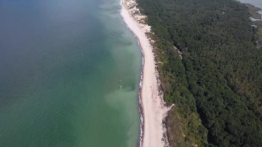 Curonian tükürüğünün geniş görüşlü güzel hava aracı. Kurshskaya Kosa Ulusal Parkı. Curonian Lagoon ve Baltık Denizi, Kaliningrad Oblastı, Rusya ve Klaipeda İlçesi. Litvanya, yaz günü. 