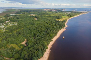 Batı Kotlin 'in canlı yaz manzarası doğa rezervi, kuş izleme kulesi, Kotlin Adası, Kronstadt, Saint-Peterburg, Russi