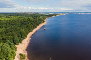 Batı Kotlin 'in canlı yaz manzarası doğa rezervi, kuş izleme kulesi, Kotlin Adası, Kronstadt, Saint-Peterburg, Russi