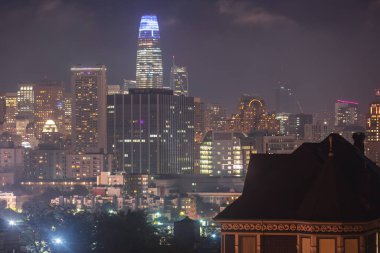 San Francisco sokaklarının manzarası, Alamo Meydanı ve şehir silueti, California, ABD, gün
