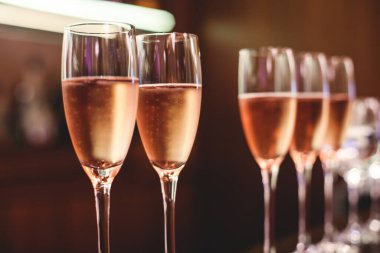 Yemek masasında alkol alımı, barmen içecekleri doldurması, bir partide değişik renkte alkol kokteylleri, martini, votka ve hatta dekore edilmiş ziyafette diğerleri.