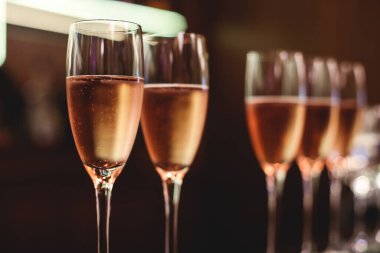 Yemek masasında alkol alımı, barmen içecekleri doldurması, bir partide değişik renkte alkol kokteylleri, martini, votka ve hatta dekore edilmiş ziyafette diğerleri.