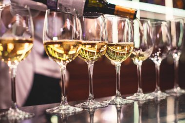 Yemek masasında alkol alımı, barmen içecekleri doldurması, bir partide değişik renkte alkol kokteylleri, martini, votka ve hatta dekore edilmiş ziyafette diğerleri.