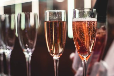 Yemek masasında alkol alımı, barmen içecekleri doldurması, bir partide değişik renkte alkol kokteylleri, martini, votka ve hatta dekore edilmiş ziyafette diğerleri.