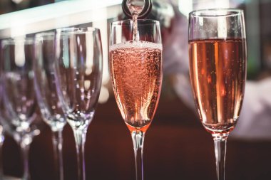 Yemek masasında alkol alımı, barmen içecekleri doldurması, bir partide değişik renkte alkol kokteylleri, martini, votka ve hatta dekore edilmiş ziyafette diğerleri.