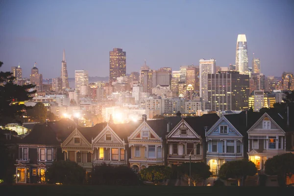 旧金山街道景观 有阿拉莫广场和城市天际线 加利福尼亚 — 图库照片