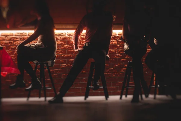 Vista Del Interior Del Pub Con Siluetas Personas Que Cuelgan — Foto de Stock