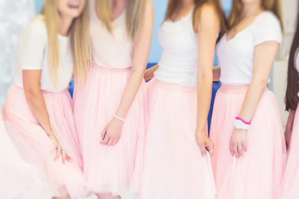 快乐的年轻时尚的多民族女孩在单身伴娘派对上玩得开心 一群不同种族的女人穿着同一种颜色的衣服 粉色调的派对 — 图库照片