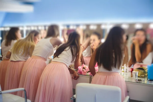 Gelukkig Jong Stijlvol Multi Etnische Meisjes Hebben Plezier Tijdens Vrijgezellenfeest — Stockfoto