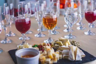 Güzel dekore edilmiş yemek sofrası farklı atıştırmalıklar ve aperatiflerle kurumsal noel partisi ya da düğün kutlaması, alkollü içeceklerle.