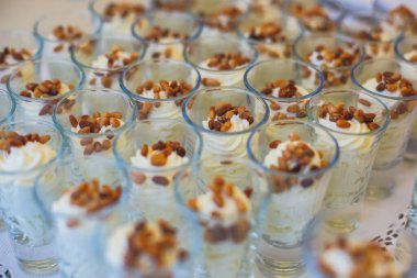 Güzel dekore edilmiş yemek sofrası farklı atıştırmalıklar ve aperatiflerle kurumsal noel partisi ya da düğün kutlaması, alkollü içeceklerle.