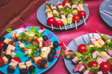 Güzel dekore edilmiş yemek masası farklı ev yapımı atıştırmalıklar ve aperatiflerle kurumsal doğum günü partileri ya da düğün kutlaması, farklı vejetaryen atıştırmalıkları.