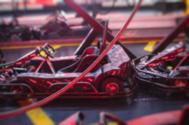 Kapalı mekandaki elektrikli karting pisti, kart yarışması, go-kart yarış pisti manzarası