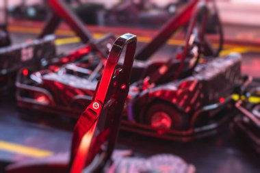 Kapalı mekandaki elektrikli karting pisti, kart yarışması, go-kart yarış pisti manzarası