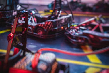 Kapalı mekandaki elektrikli karting pisti, kart yarışması, go-kart yarış pisti manzarası