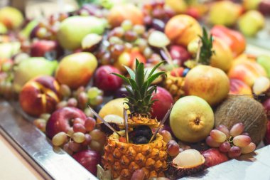 Kurumsal Noel partisinde veya düğün kutlamalarında çeşitli sebzeler ve farklı vejetaryen aperatiflerle güzel dekore edilmiş yemek masası.