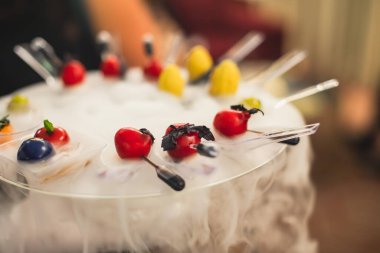 Kurumsal Noel partisinde veya düğün kutlamalarında çeşitli sebzeler ve farklı vejetaryen aperatiflerle güzel dekore edilmiş yemek masası.