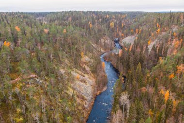 Oulanka Ulusal Parkı 'nın sonbahar manzarası, manzara, Kuzey Ostrobothnia ve Laponya bölgelerinde bir finnish milli parkı, ahşap kır kulübesi, kulübe, köprü, kamp alanı