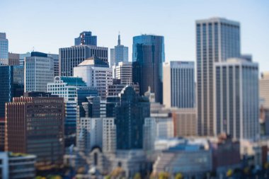 San Francisco sokakları, şehir merkezi finans bölgesi, California, Birleşik Devletler güzel güneşli manzara