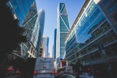 San Francisco sokakları, şehir merkezi finans bölgesi, California, Birleşik Devletler güzel güneşli manzara