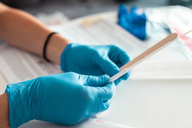 Evde koronavirüs test süreci, COVID-19 örnek toplama kiti, OP NP hasta numunesi almak için test tüpü, test taşındı, hasta korona aldı.