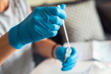 Evde koronavirüs test süreci, COVID-19 örnek toplama kiti, OP NP hasta numunesi almak için test tüpü, test taşındı, hasta korona aldı.